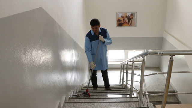 Temizlik personeli olarak çalıştığı üniversitede hemşirelik okuyor