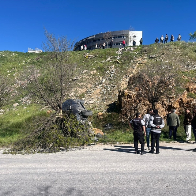 Park halindeki otomobil hareket ederek uçuruma yuvarlandı
Araç kullanılamaz...