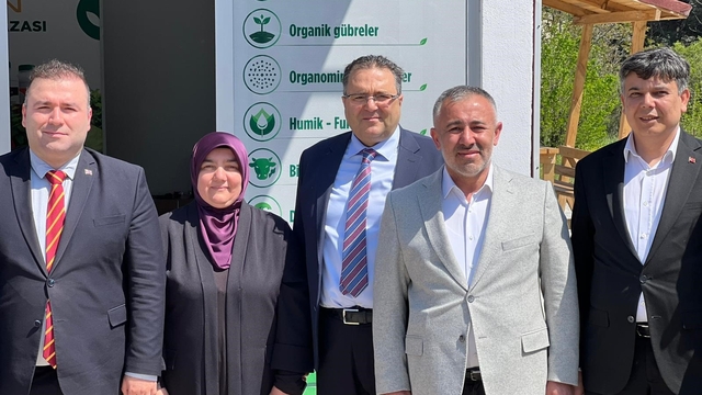 Cumhurbaşkanı Erdoğan dile getirdi, Bilecik'te bir ilke daha imza atıldı
İl genelinde toplanan çöplerin ayrıştırılması ile elde edilen kompost gübre üreticilere uygun fiyattan satılacak
Bilecik Belediyeler Birliği ve Pazaryeri Belediye Başkanı Zekiye Tekin:
"Cumhurbaşkanımızın 'Çöp atıklarını kompost gübreye çevirmek suretiyle gübrelemede kullanmalıyız' sözü üzerine hemen harekete geçtik"