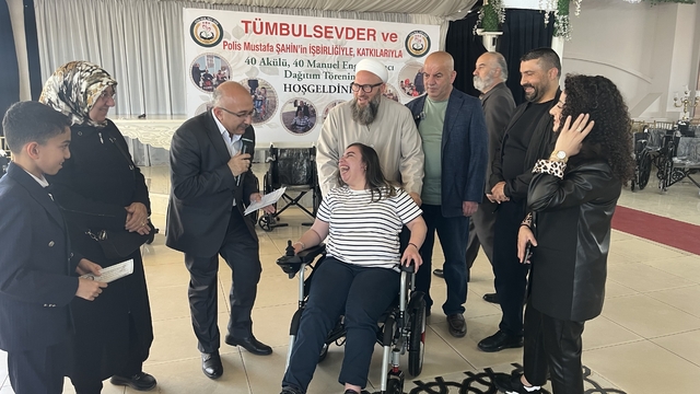 Annenin mutluluk gözyaşları
Anne gözyaşlarına hakim olamadı, genç kız özgürlüğüne kavuştu
Bursa'da 40 akülü 40 manuel engelli aracı törenle sahiplerine teslim edildi
