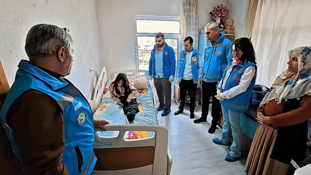 Yatağa bağımlı hastaya ortopedik yatak hediye edildi