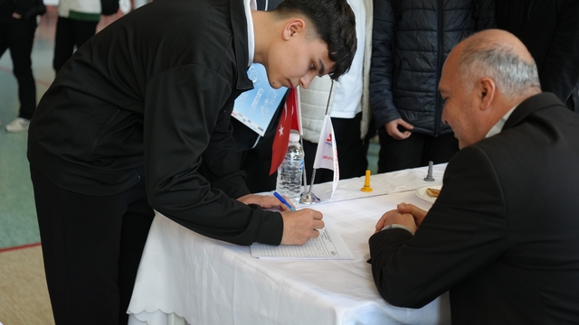 İş dünyasında devir değişti: Nitelikli personel arayan işveren öğrencinin ayağına gidiyor
Sanayinin umudu meslek liselerinde
İşveren gelecekteki mesai arkadaşını okulda seçiyor