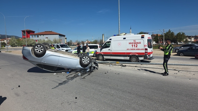 Otomobil elektrik direğine çarpıp ters döndü, sürücü yaralandı