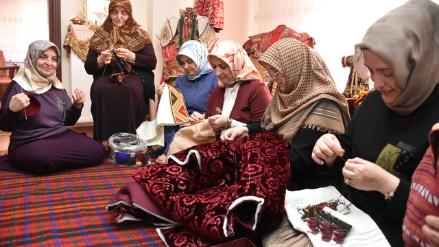 Sakarya'daki Kınalı Muhacirlerin geleneksel kıyafet ve dokumaları kayıt altına alınıyor