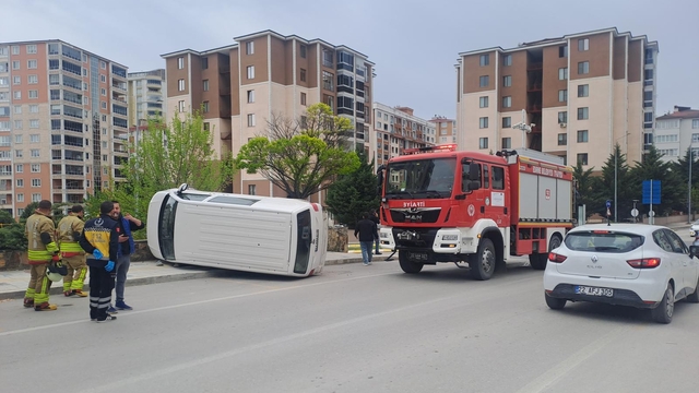 Edirne'de hafif ticari aracın devrildiği kaza güvenlik kamerasına yansıdı