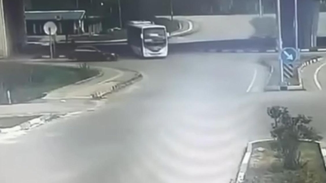 Öğrencileri taşıyan halk otobüsü, otomobilin üzerine devrildi: 46 yaralı (2)