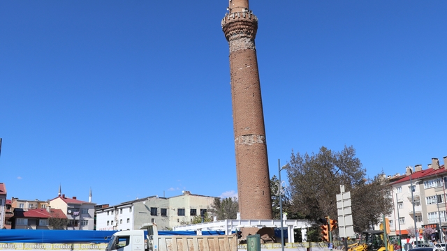 Sivas'ın 8 asırlık eğri minaresi restorasyona alındı
Minaresindeki 1 metre 17 santimetrelik eğimle dikkat çeken tarihi Ulu Cami'de restorasyon çalışmaları sürüyor