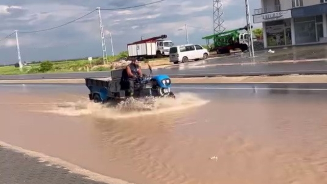 Kahta'ya bağlı Narince'de yağış sonrası yollar göle döndü