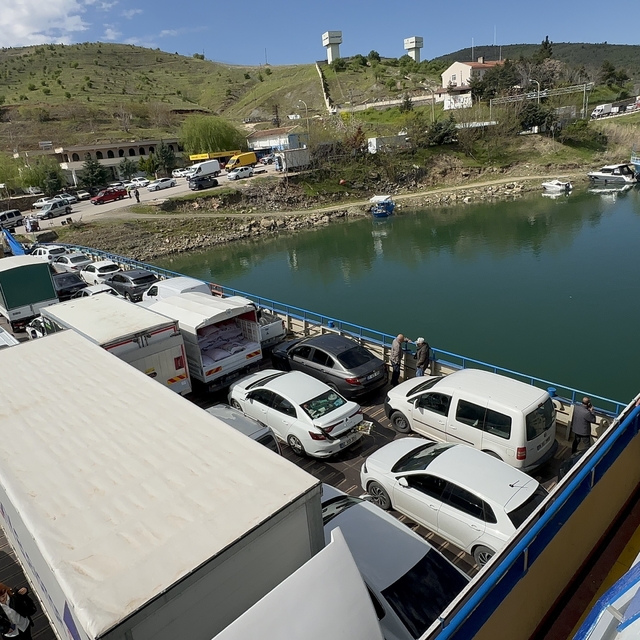 Elazığ-Pertek feribotunda metrelerce kuyruk oluştu