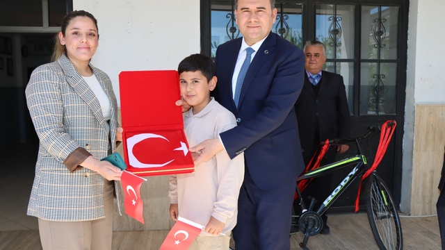 Adıyaman'da düşürdüğü bayrağı kaldırıp öpen öğrenciye bisiklet hediyesi