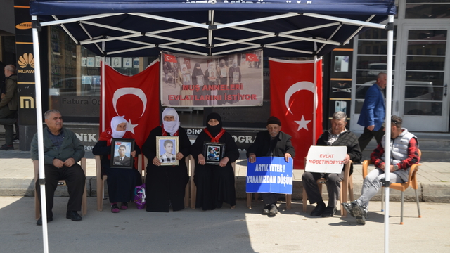 Muş'ta aileler DEM Parti önündeki eylemlerini sürdürdü