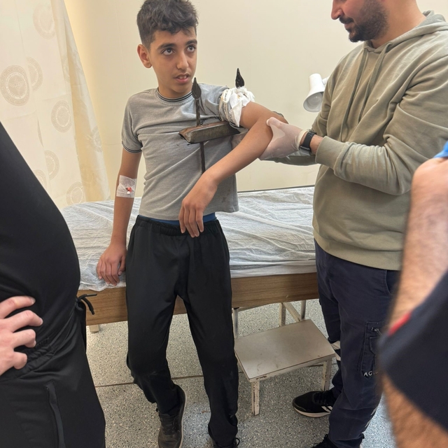 Diyarbakır'da demir korkuluk, küçük çocuğun koluna saplandı