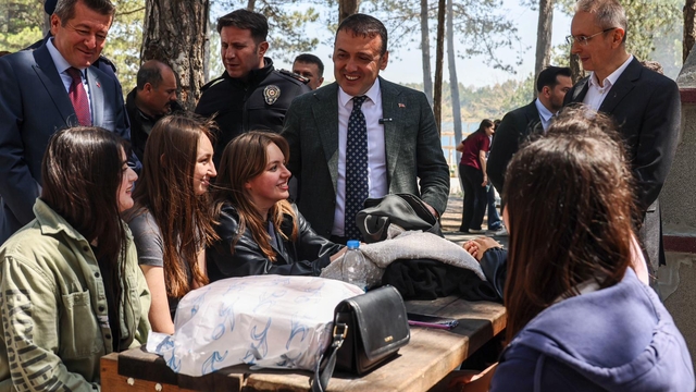 Bilecik Valisi Sözer, YKS öncesi öğrencilerle buluştu