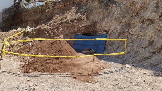 Hatay'da belediyenin kazısında kaya mezarı bulundu