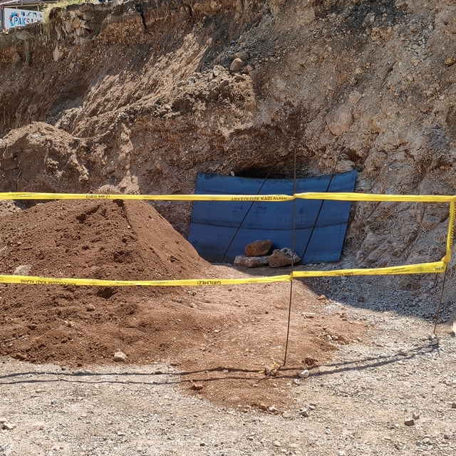 Hatay'da belediyenin kazısında kaya mezarı bulundu
