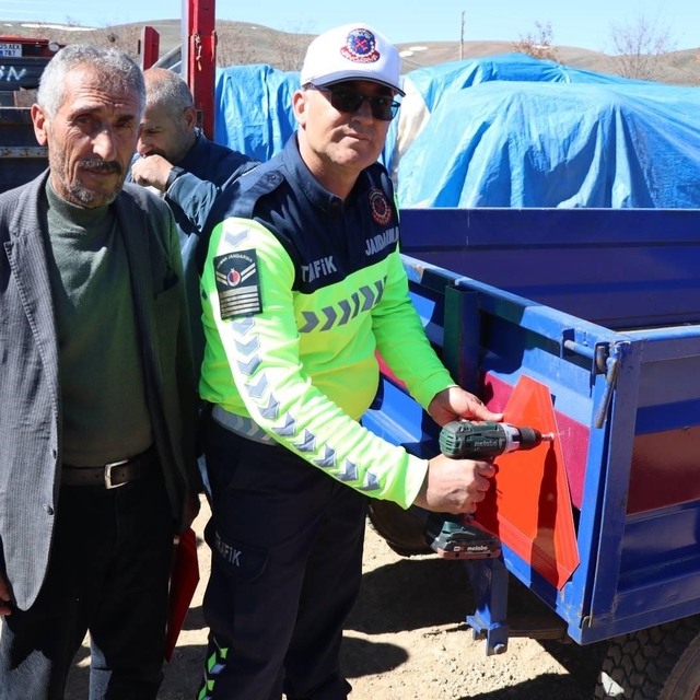 Tarla bahçe sezonu başlarken jandarmadan traktör kazalarına reflektörlü önl...