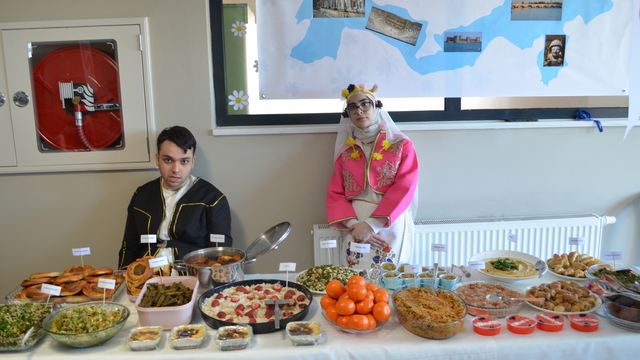 Kocaeli'de özel öğrenciler yemek etkinliğinde hünerlerini sergiledi