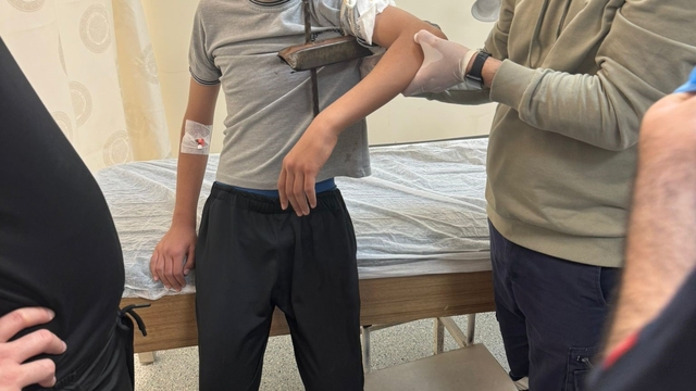 Diyarbakır'da demir korkuluk, küçük çocuğun koluna saplandı