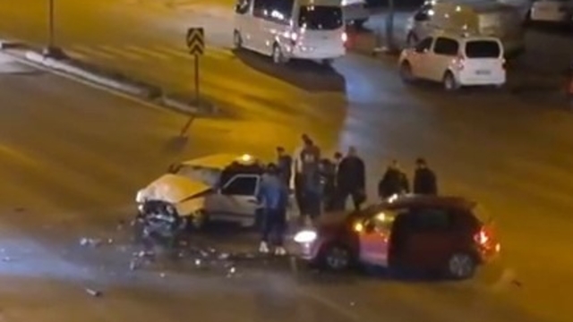 Otomobiller kafa kafaya çarpıştı; 2 yaralı