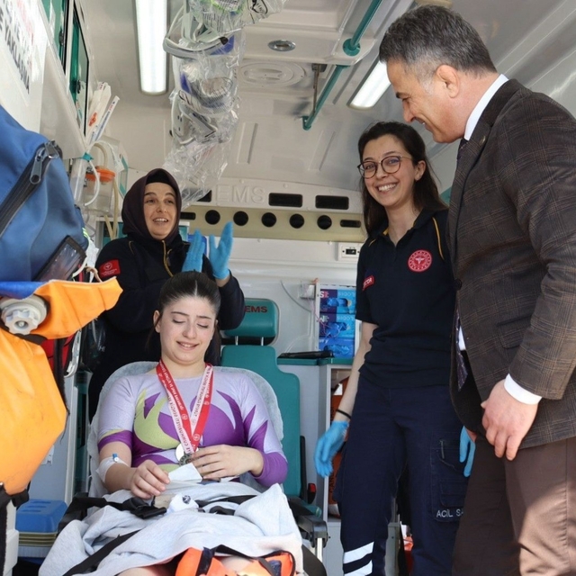Madalyasını ambulansta aldı