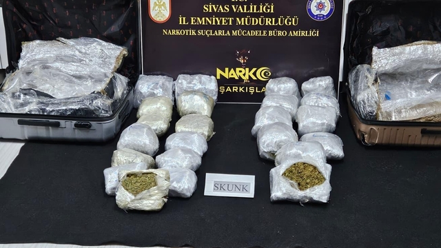 Şarkışla'da tırda 12 kilo 540 gram skunk ele geçirildi, 2 zanlı tutuklandı