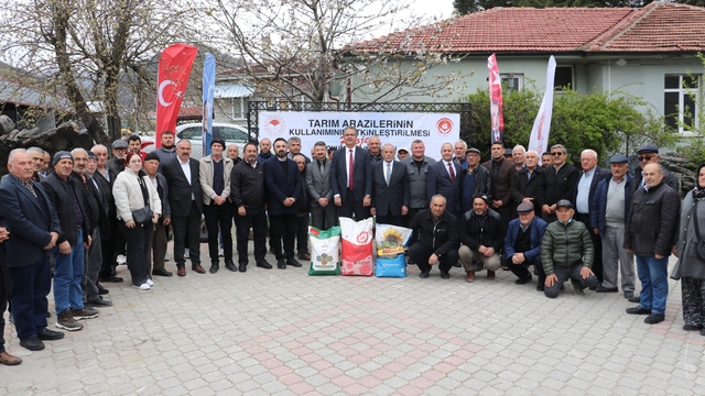 Samsun'da çiftçilere ayçiçeği, kuru fasulye ile kanola tohumu dağıtıldı
