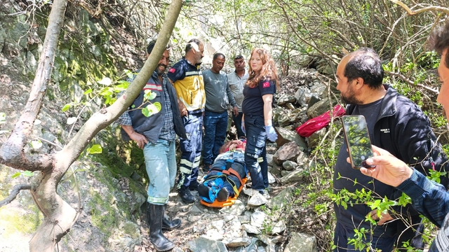 Ormanlık alanda uçurumdan düşen vatandaş yaralandı