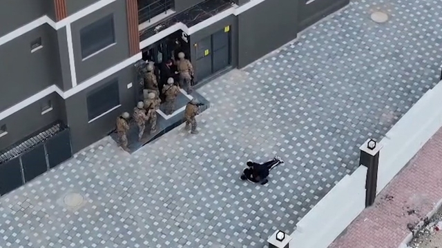 İkiz plakalarla ilçeleri gezip evlerden hırsızlık yaptılar, 11'incisinde yakayı ele verdiler
11 ayrı evden hırsızlık yapan 5 şüpheliden 3'ü tutuklandı