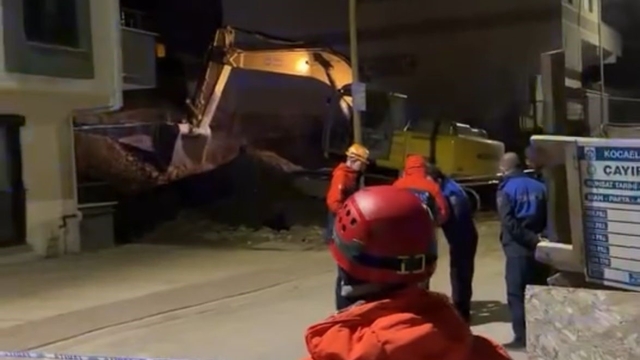 Temel kazısında toprak kaydı, çatırdama sesleri gelen 5 katlı bina boşaltıldı
Kocaeli'de zemininde toprak kayması oluşan 5 katlı bina tahliye edildi