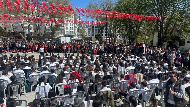 Sinop'ta maarifin kalbinde çocuk: 500 öğrenciden Türk marşları