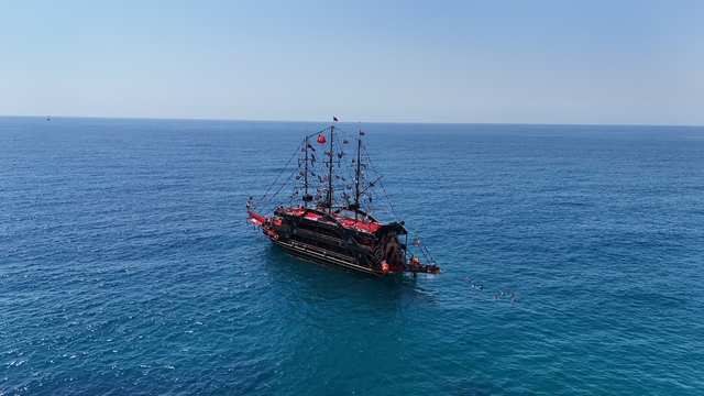 Alanya'da yaz erken geldi, yerli ve yabancı turistler sahile koştu