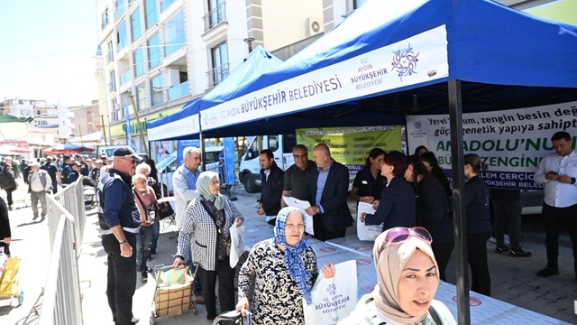 Aydın Büyükşehir Belediyesi Söke'de binlerce fideyi vatandaşlarla buluşturdu