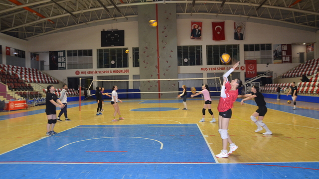 Muş'ta kadın voleybolcuların hedefi Türkiye şampiyonasına katılmak