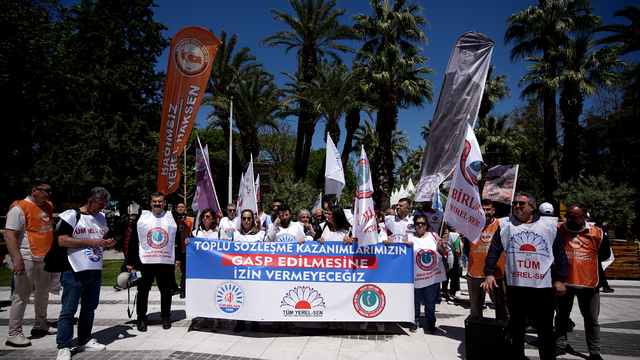 İzmir'de belediyelerde çalışan memurlar CHP İl Başkanlığına yürüdü