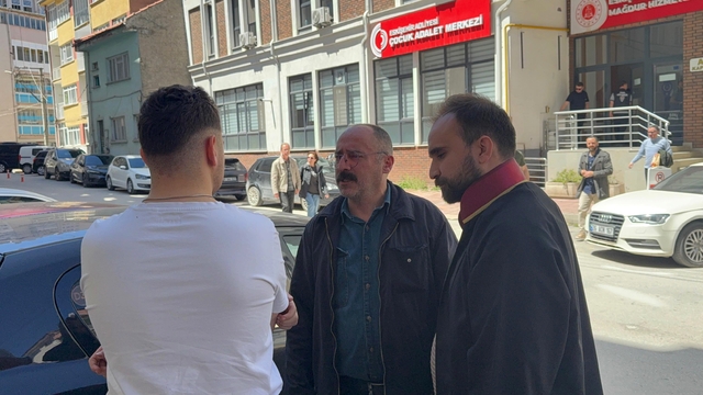 Akran zorbalığı davasında tahliye kararı tartışma çıkardı
Adliye çıkışında iki aile arasında gerginlik yaşandı, suça sürüklenen çocukların ailelerinin mağdur tarafına "Adalet yerini buldu" demesi üzerine tartışma çıktı
Omuriliği zarar gören ve çenesinde kalıcı hasar oluşan çocuğun ailesinden tahliye kararına tepki: "Adalet yerini bulmadı"
Avukat Muhammet Şirvan: "Yeğenimin geleceği mahvoldu, karşı taraf 'adalet yerini buldu' diyor"
Baba Cahit Altınkama: "Bu davanın örnek teşkil etmesini isterdim ama olmadı"