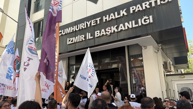 İzmir'de belediye memurları CHP'nin kapısına dayandı
Belediye memurlarından CHP'ye tepki: "Hak, hukuk dediniz, hakkımızı yediniz"