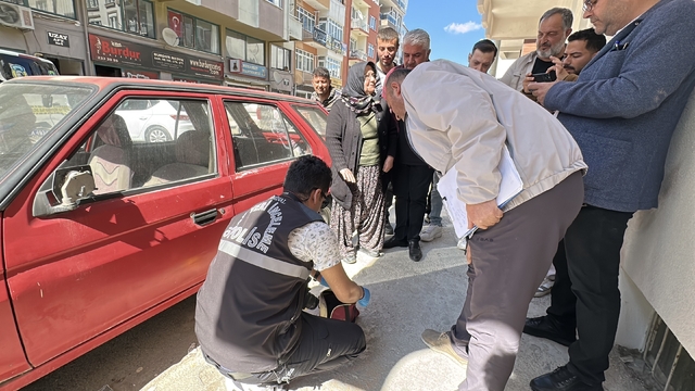 Kadının kapıda unuttuğu çantadaki altın ve paraları çaldılar
Boş çantayı otomobilin altına alıp kayıplara karıştılar