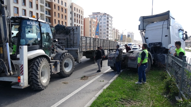 Malatya'da çekici refüje çıktı, trafik kilitlendi