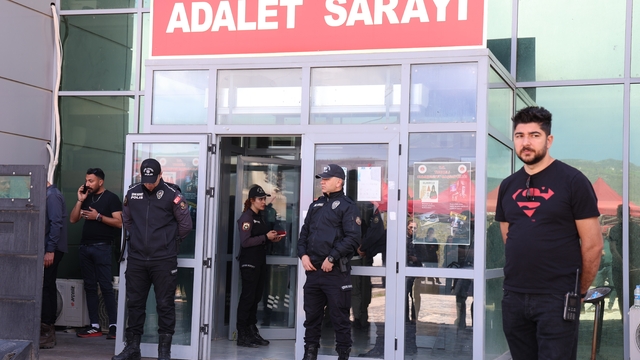 Tunceli'de 2 kişinin hayatını kaybettiği kavgaya ilişkin davada sanığa iki kez müebbet hapis
Karar sonrası aile, "Adalete teşekkür ediyoruz. Bugün adalet yerini buldu" dedi