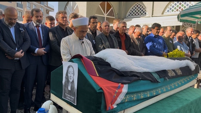 Cinayet kurbanı avukat Hatice, duvağıyla son yolculuğuna uğurlandı
Meyve kasası alacağı için öldürülen avukat Hatice gözyaşlarıyla toprağa verildi