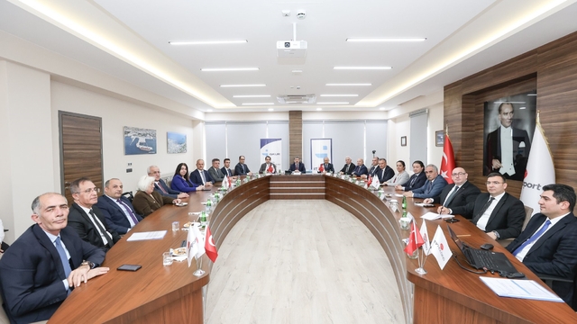 Samsun'da istihdamda yol haritası çizildi
Samsun'da iş gücü piyasasının nabzı tutuldu, eğitim ve istihdam politikaları aynı masada buluştu