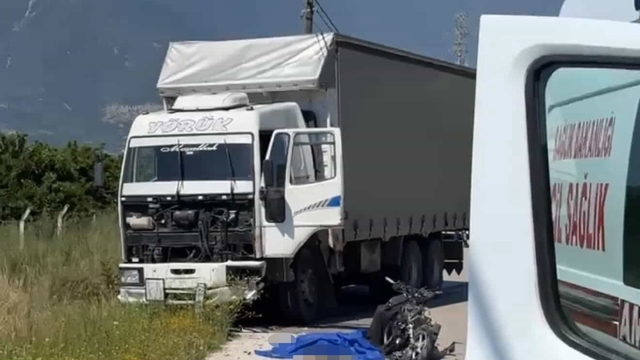 Kamyonla çarpışan motosikletli hayatını kaybetti