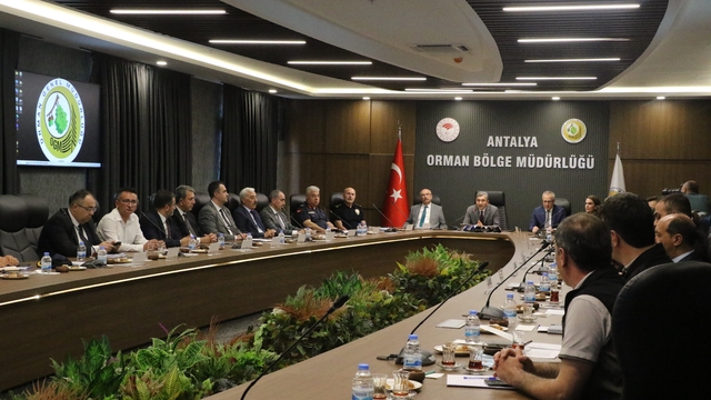 Antalya'da orman yangınlarına karşı sıkı önlemler
Antalya Valisi Hulusi Şahin:
"143 noktada kara araçlarımızı konuşlandırdık. 42 kulemiz var. Bu kulelerin 36 tanesi IP kameralarla donatıldı"
"Son 5 yılda Antalya'daki tüm orman yangınlarını bir haritaya işledik. Bu yangınların nerede çıktığını, daraltılmış koordinasyon yöntemiyle tam nokta olarak tespit ettik"