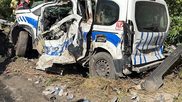 Bornova'da freni patlayan tır karşı şeride geçti: Ölü ve yaralılar var