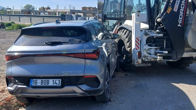 İnegöl'de otomobil iş makinasına çarptı: 1 yaralı