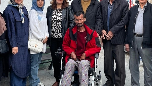 Seydişehir'de 10 yıldır yürüyemeyen hastaya akülü sandalye hediye edildi