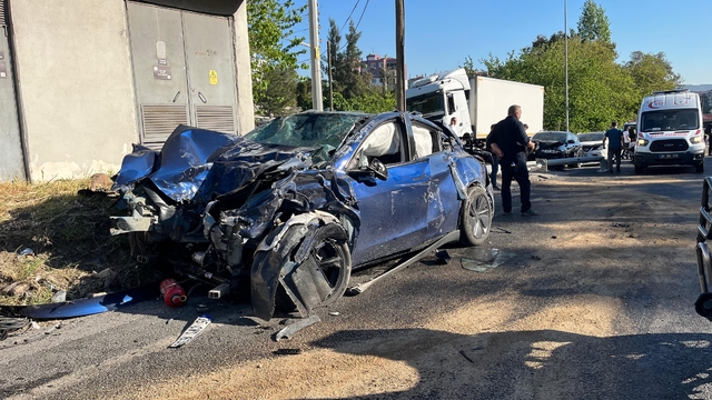 İzmir'de freni boşalan tır 10 araca çarptı: 1'i polis 3 kişi hayatını kaybetti, 5 kişi yaralandı