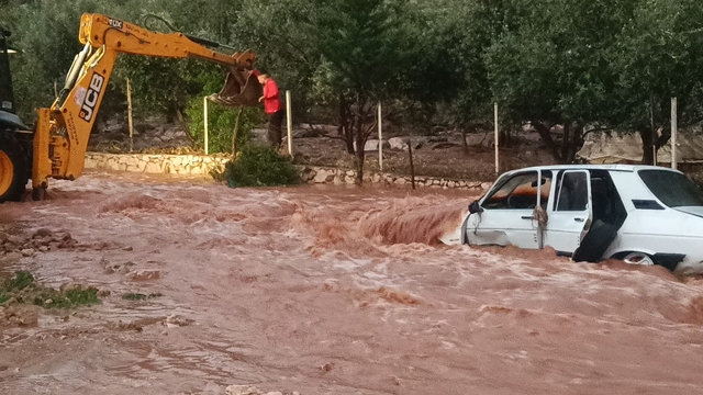 Adana'nın Kozan ilçesinde sağanak ve dolu etkili oldu