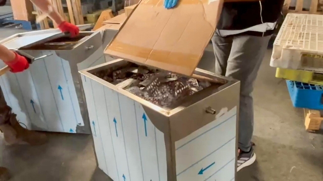 Metal kolilerden binlerce sentetik hap çıktı: 2 kişi tutuklandı
Polisin iş yerinde yaptığı aramada 111 bin 700 sentetik hap ele geçirildi