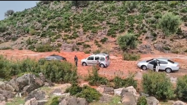 Kozan'da sağanak ve dolu hayatı felç etti: Yollar kapandı, araçlar mahsur kaldı